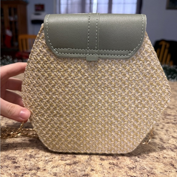 Brand New Chic Woven Crossbody With Gold Chain & Tassel Accent - Picture 8 of 11